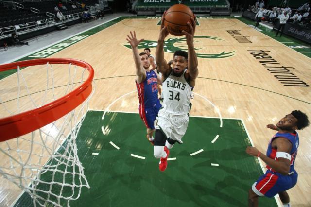 开云下载-积极化学反应初养成 字母哥与福布斯挡拆现奇效