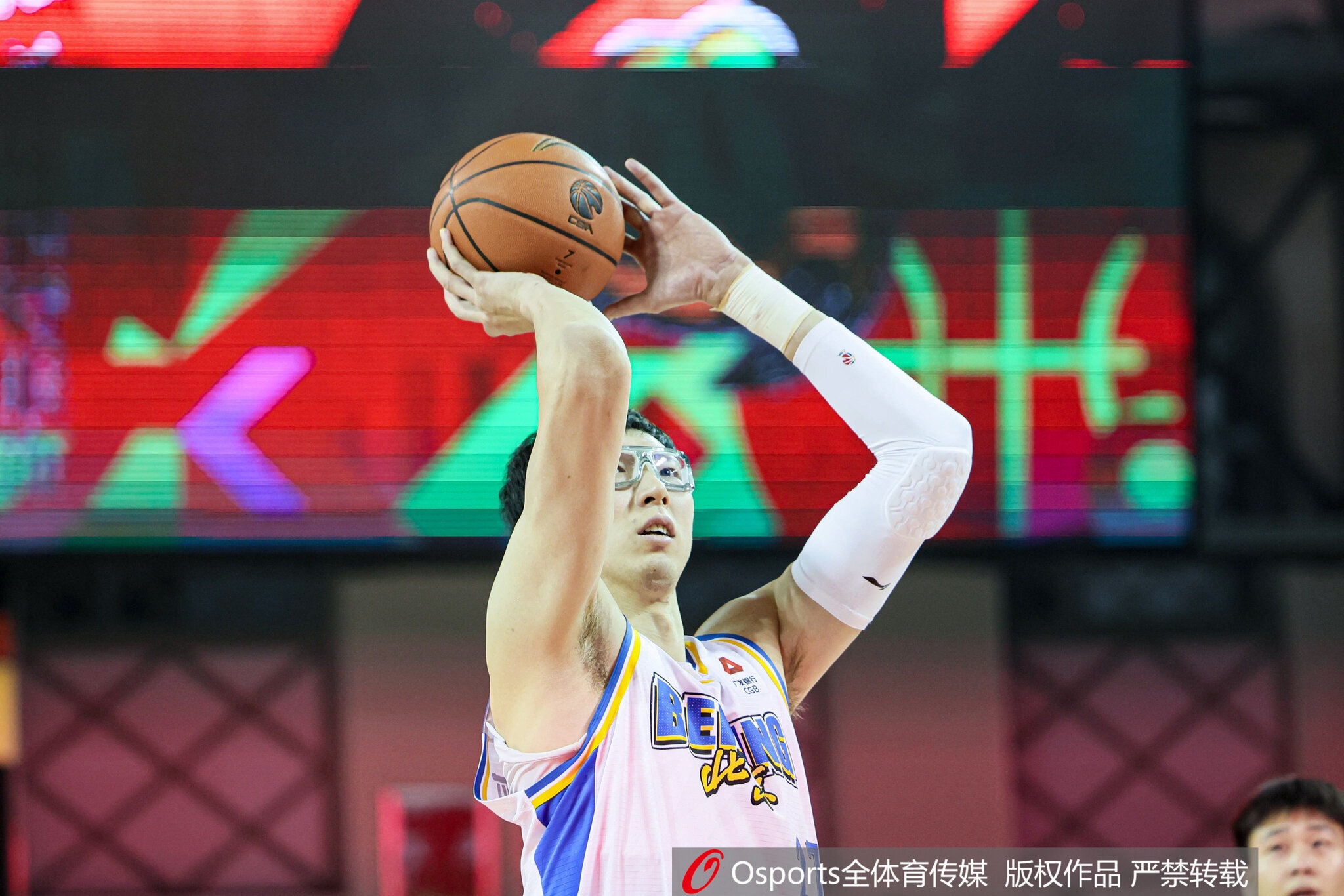 开云官网-直接对位!周琦半场7分5板1助1帽VS王哲林10分10板2助&6前场板